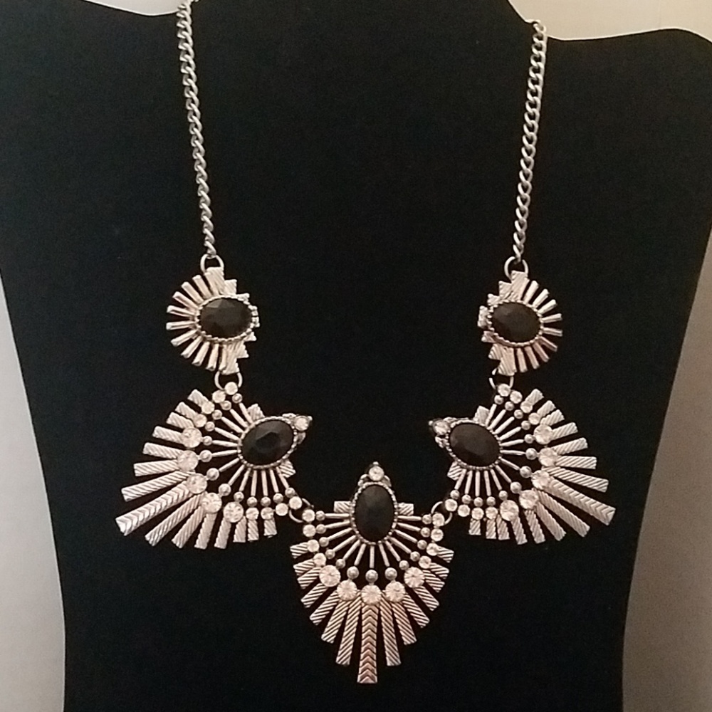 🌺2/$5🌺Black /crystal on silver necklace